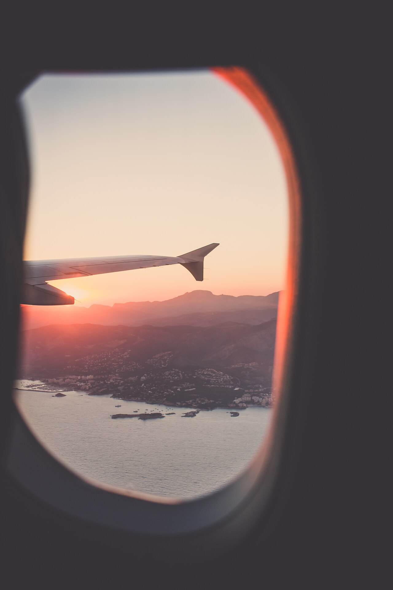 Coucher de soleil vu par le hublot d'un avion