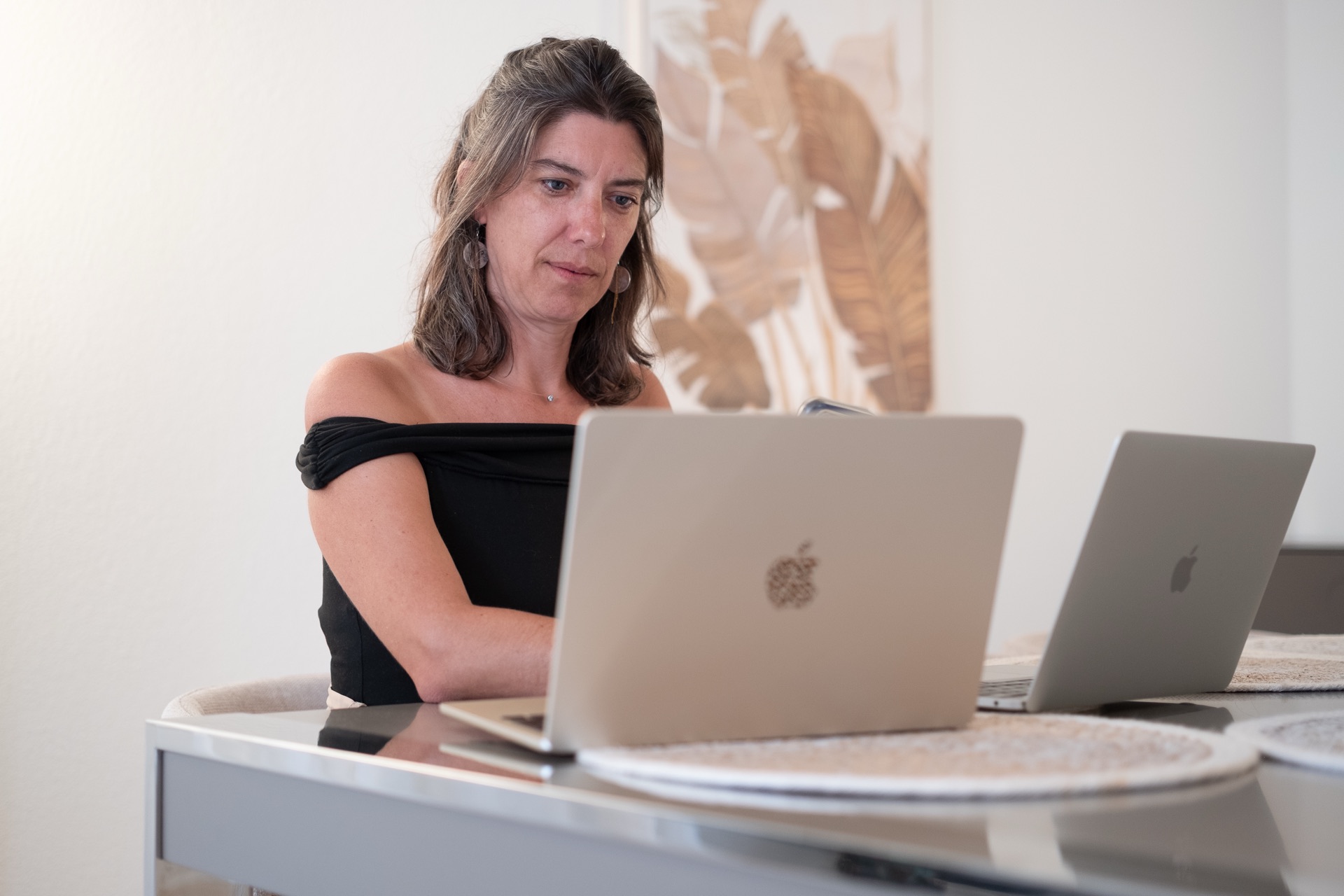 Marion au travail derrière son ordinateur