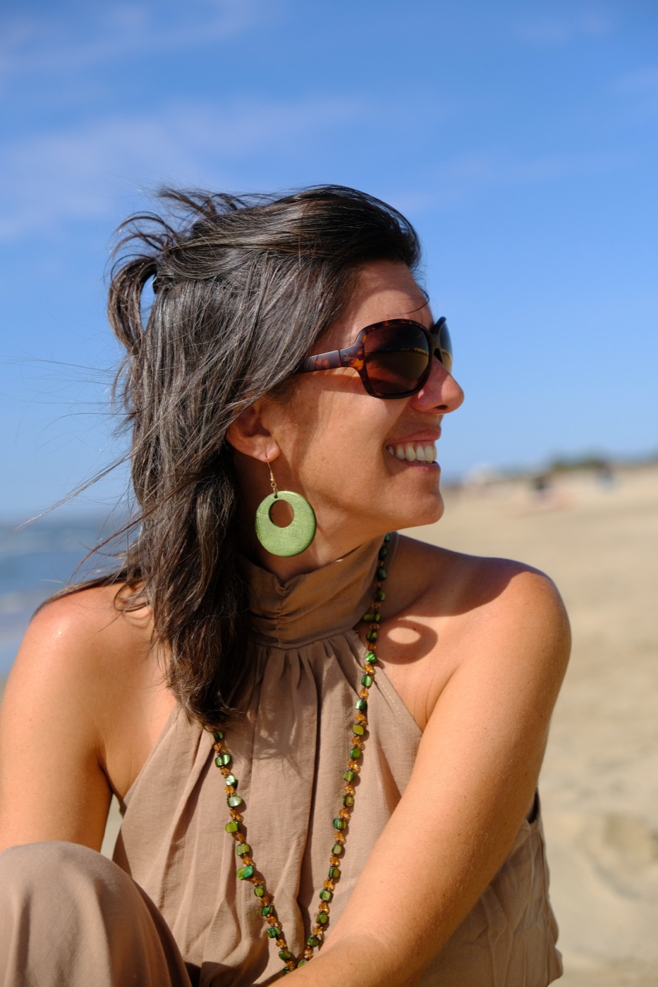 Marion de profil sur la plage, les cheveux au vent